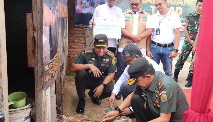 Semangat Hari Juang TNI, YBM PLN Gandeng Korem 043 Garuda Hitam Salurkan Program Bedah Rumah