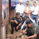 SRM Keuangan Komunikasi dan Umum PLN UID Lampung Rio Widya Nugraha bersama Danrem 043 Garuda Hitam Brigjen TNI Rikas Hidayatullah, S.E., M.M, melaksanakan peletakan batu pertama Penyaluran Program Bedah Rumah YBM di rumah Penerima Manfaat Tri Wahyudi di Kecamatan Sukarame || Foto: PLN UID Lampung