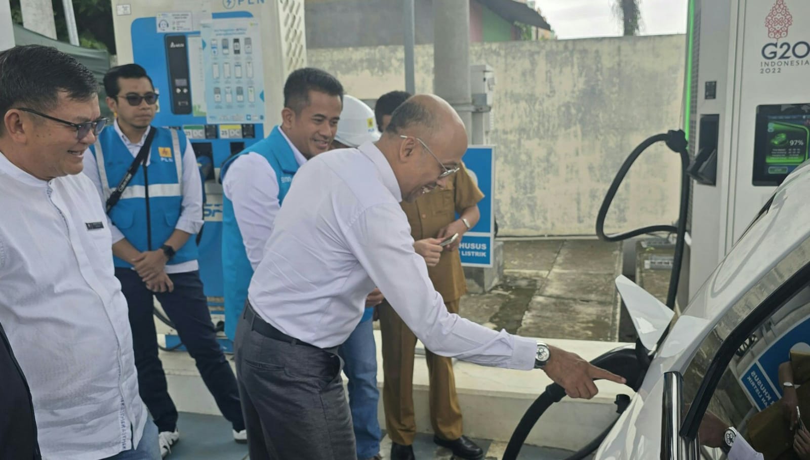 Kepala Perwakilan Ombudsman Lampung, Nur Rakhman Yusuf mencoba melakukan pengisian daya kendaraan listrik di salah satu SPKLU di Lampung || Foto: PLN UID Lampung