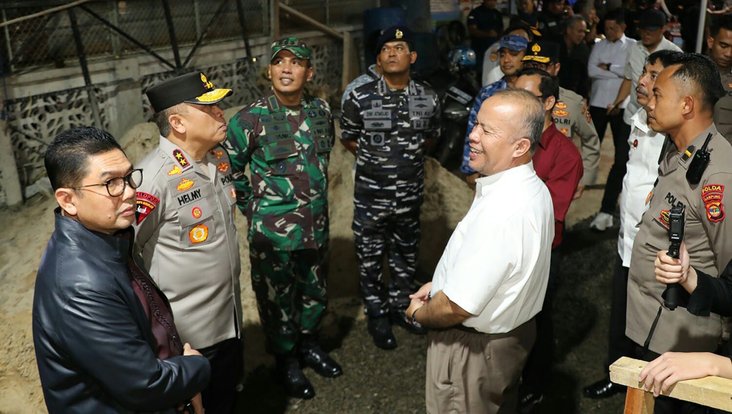 Pj. Sekdaprov Lampung, Fredy, bersama Jajaran Forkopimda Provinsi Lampung melakukan Peninjauan Malam Natal Tahun 2024 di beberapa Gereja dan Pos Pengamanan Siaga Natal dan Tahun Baru 2025, dalam Operasi Lilin Krakatau 2024