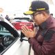 Wamen BUMN sekaligus Komisaris PLN, Aminuddin Ma’ruf (kanan) bersama Direktur Utama PLN, Darmawan Prasodjo melakukan pengisian daya mobil listrik di SPKLU Rest Area KM 43A Tol Jakarta - Merak || Foto: Dinas Kominfotik Provinsi Lampung