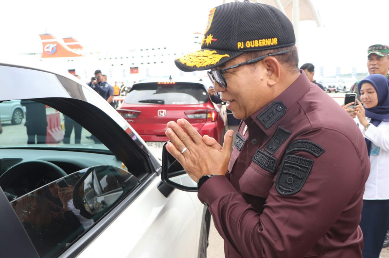 Wamen BUMN sekaligus Komisaris PLN, Aminuddin Ma’ruf (kanan) bersama Direktur Utama PLN, Darmawan Prasodjo melakukan pengisian daya mobil listrik di SPKLU Rest Area KM 43A Tol Jakarta - Merak || Foto: Dinas Kominfotik Provinsi Lampung