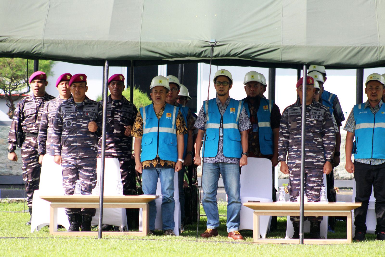 General Manager PLN UID Lampung Muhammad Joharifin (dua dari kiri) bersama Komandan Brigif 4 Marinir Lampung, Kolonel Mar Supriadi Tarigan, S.I.P., M.M. (kiri) saat pembukaan kegiatan Pelatihan Kedisiplinan dan Kepemimpinan di Mako Yonif 9 || Foto: PLN