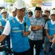 Direktur Utama PLN, Darmawan Prasodjo menyapa pengguna kendaraan listrik yang sedang melakukan pengisian daya di Stasiun Pengisian Kendaraan Listrik Umum (SPKLU) di Rest Area KM 519A Ruas Tol Solo-Ngawi, Jawa Tengah || Foto: PLN