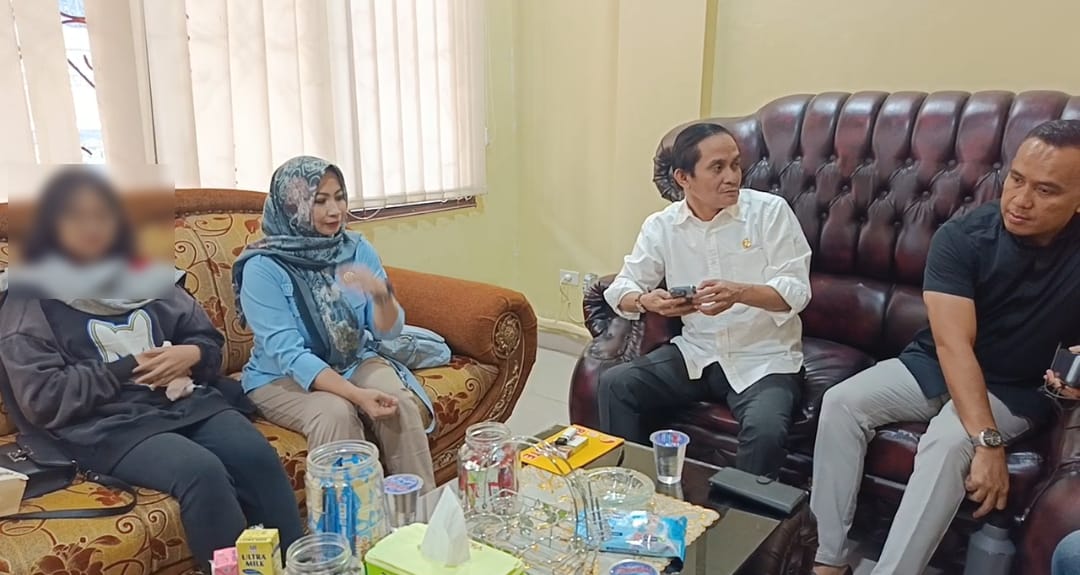 Komisi IV DPRD kota Bandar Lampung saat melakukan audiensi bersama salah satu korban pencabulan anak dibawah umur || Foto: 5W1HINDONESIA.ID
