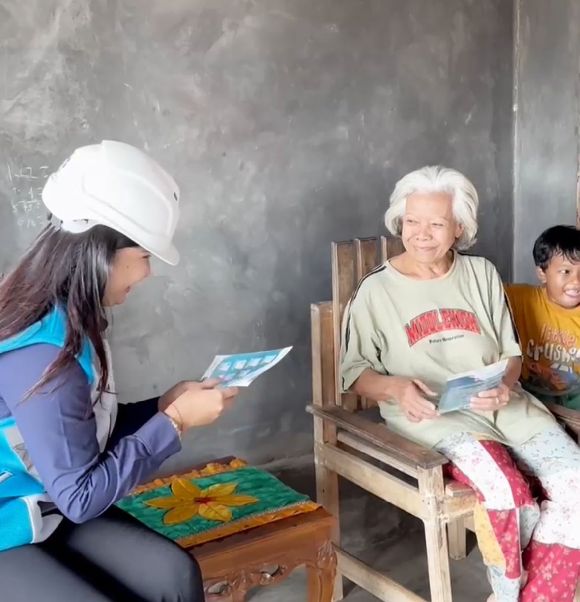 Potret Salah Satu Pelanggan Tarif Listrik 450 - 2.200 va yang berbahagia akan adanya Program Stimulus Ekonomi Pemerintah diskon 50% Periode Januari - Februari 2025 || Foto: PLN UID Lampung