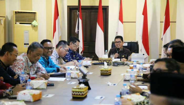 Pj Sekdaprov Lampung Pimpin Rapat Penyelenggaraan Haji Tahun 2025