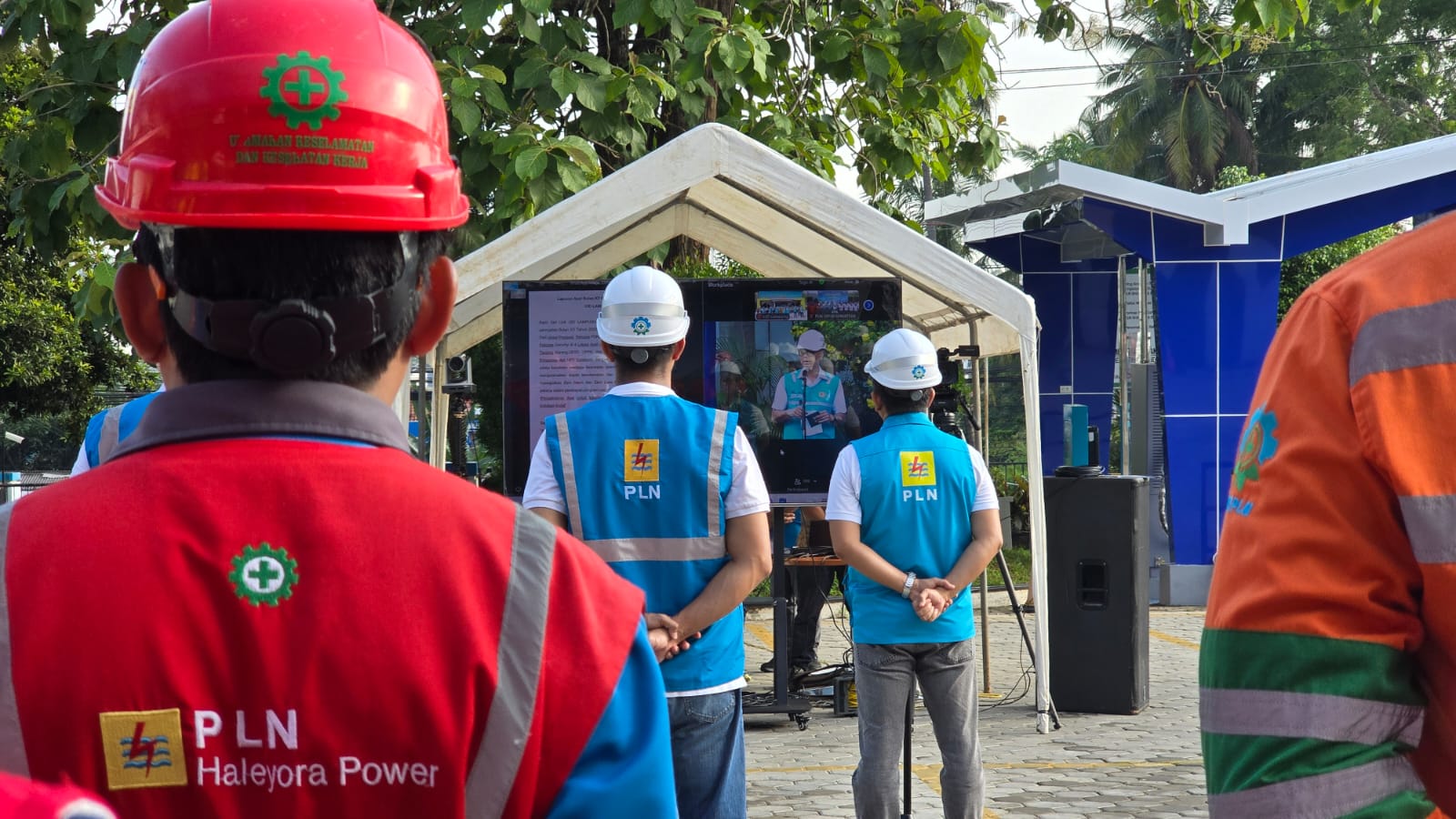 General Manager PLN UID Lampung, Muhammad Joharifin (tengah) saat melaporkan kepada Pembina Apel Darmawan Prasodjo Dirut PLN pada Apel Bulan K3 Nasional yang dilaksanakan secara hybrid pada Jumat (10/1/2025) || Foto: PLN UID Lampung