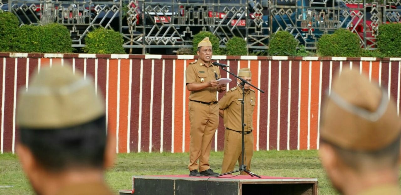 Staf Ahli Gubernur Lampung Bidang Pemerintahan, Hukum dan Politik Ganjar Jationo, menjadi Pembina Apel Mingguan || Foto: Dinas Kominfo dan Statistik Provinsi Lampung