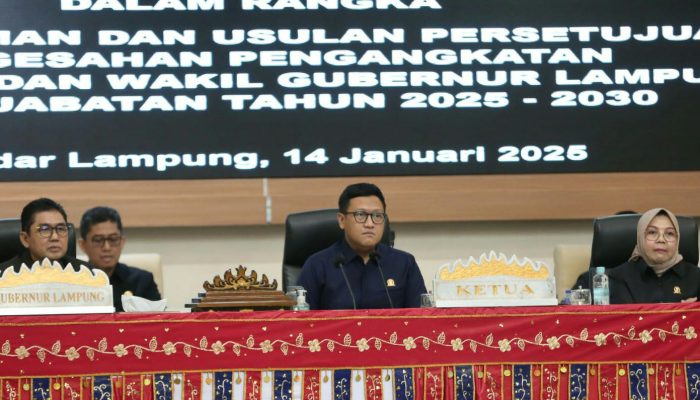 Pj Sekdaprov Hadiri Rapat Paripurna Usulan Persetujuan Pengesahan Pengangkatan Gubernur dan Wakil Gubernur Lampung 2025-2030