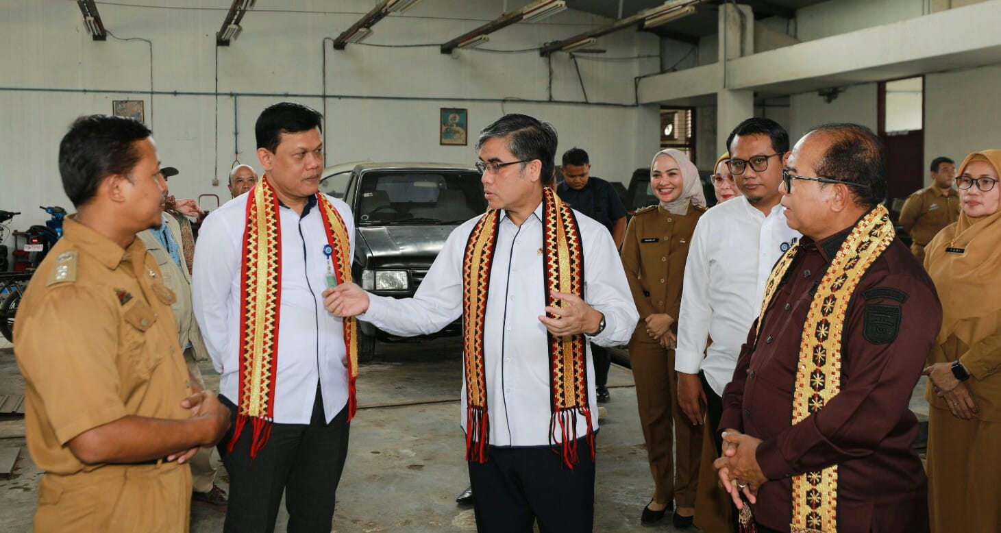 Pj. Gubernur Lampung Samsudin mendampingi Menteri Ketenagakerjaan Yassierli dan tim Ketenagakerjaan mengunjungi UPTD BLK milik Dinas Ketenagakerjaan dan Transmigrasi Provinsi Lampung || Foto: Adpim Pemprov Lampung