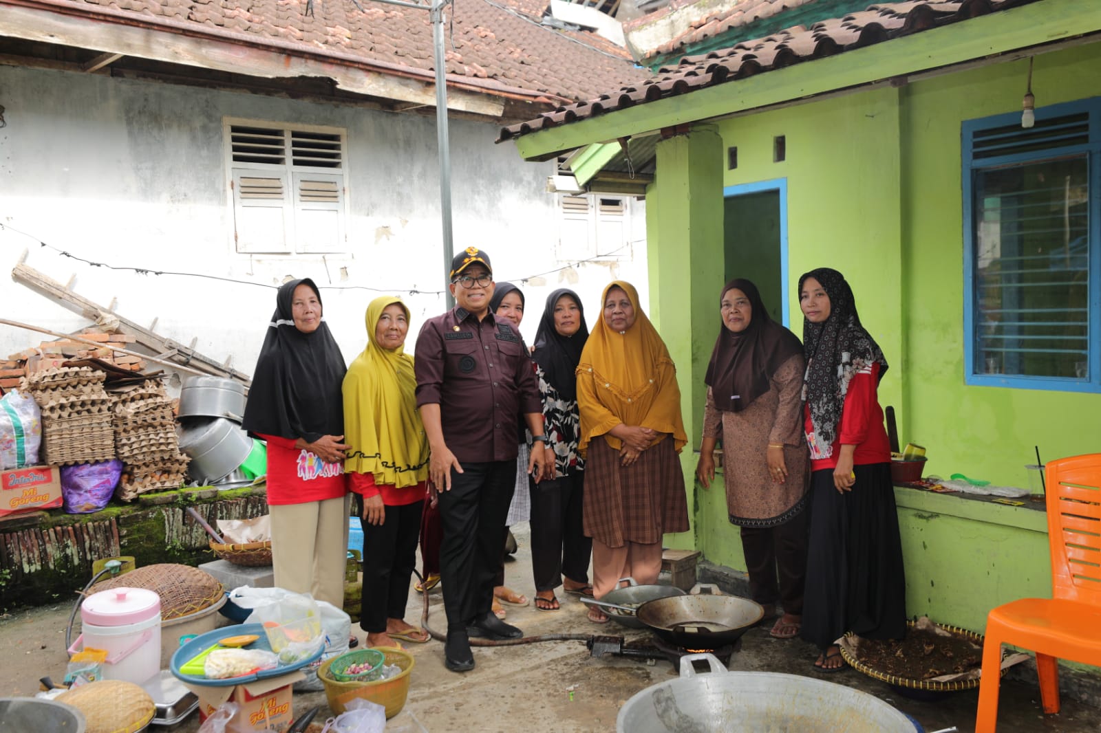 Pj. Gubernur Lampung Samsudin meninjau lokasi rumah warga terdampak banjir dan menyerahkan bantuan sembako di Pekon Sidoharjo, Kecamatan Pringsewu, Kabupaten Pringsewu || Foto: Adpim Pemprov Lampung