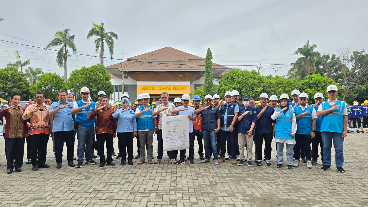General Manager PLN UID Lampung Muhammad Joharifin (tengah kiri) di dampingi oleh Perwakilan Kejati dan Kementrian ESDM Provinsi Lampung berfoto Bersama Mitra Usai Penandatanganan Komitmen Bersama Keselamatan K3 || Foto: PLN UID Lampung