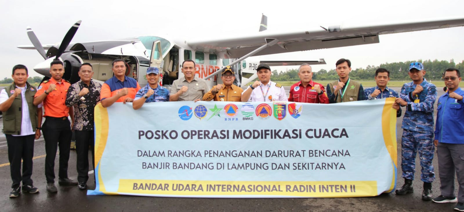Pemprov Lampung bersama dengan BNPB mulai melaksanakan Operasi Modifikasi Cuaca (OMC) menggunakan pesawat dari Bandara Raden Intan II sebagai upaya mengurangi curah hujan dan pencegahan bencana banjir susulan di wilayah Lampung || Foto: Adpim Pemprov Lampung
