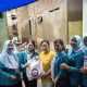 Persatuan Ibu Karyawan dan Karyawati (PIKK) PLN UID Lampung saat menyerahkan Bantuan Sembako kepada Warga Kampung Ambon Teluk Betung Selatan, Bandar Lampung || Foto: PLN UID Lampung