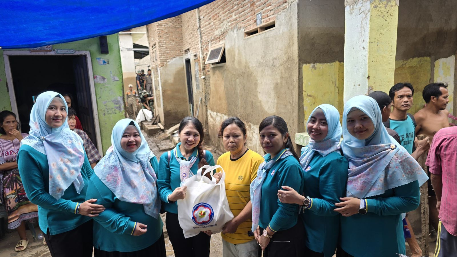 Persatuan Ibu Karyawan dan Karyawati (PIKK) PLN UID Lampung saat menyerahkan Bantuan Sembako kepada Warga Kampung Ambon Teluk Betung Selatan, Bandar Lampung || Foto: PLN UID Lampung