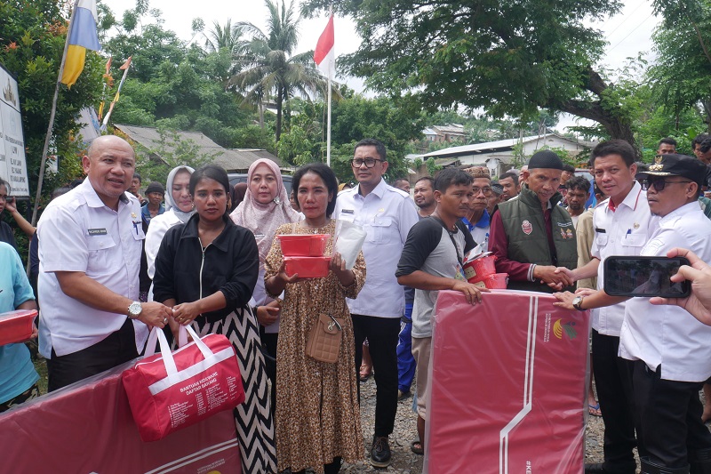 Sejumlah kepala OPD memberikan bantuan kepada warga terdampak banjir di kecamatan Panjang dan Teluk Betung Selatan || Foto: 5W1HINDONESIA.ID