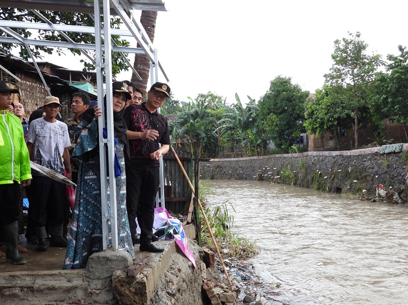 Walikota Eva Dwiana didampingi kepala OPD dan Asisten meninjau sejumlah lokasi terdampak banjir || Foto: Dinas Komdigi Bandar Lampung