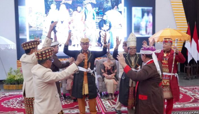 Pj Gubernur Lampung dan Istri Terima Gelar Adat Pangeran Sejati dan Pangeran Permaisuri dari MPAL