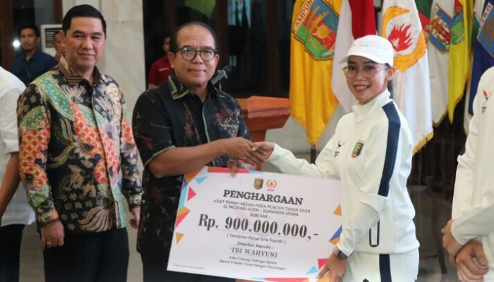 Pj Gubernur Lampung Serahkan Penghargaan Kepada Peraih Medali PON XXI Aceh-Sumut