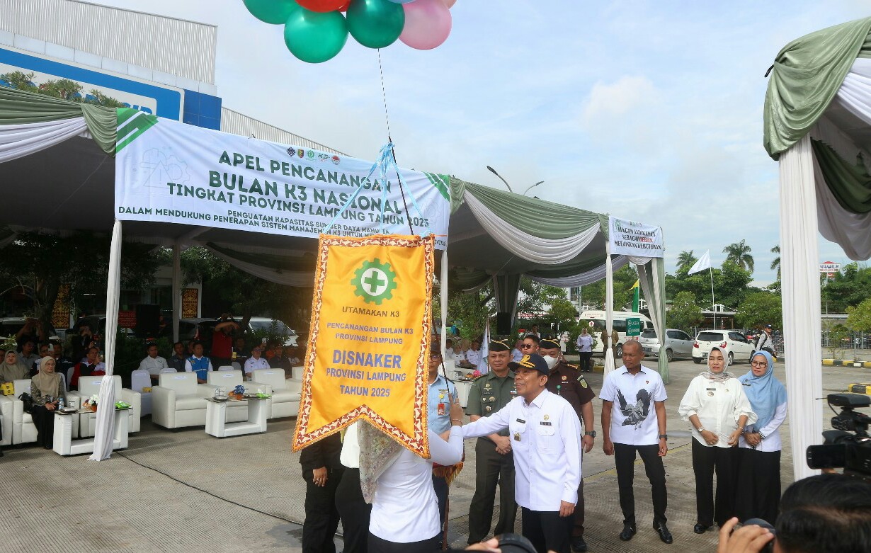 Staf Ahli Bidang Kemasyarakatan dan Sumber daya Manusia (SDM) Intizam memimpin apel Pencanangan Bulan Keselamatan dan Kesehatan Kerja (K3) Tingkat Provinsi Lampung Tahun 2025 di Lapangan Parkir PT Inti Cakrawala Citra (Indogrosir) Bandar Lampung || Foto: Adpim Pemprov Lampung