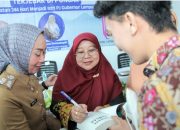 Suasana peluncuran Buku "Terjebak di Puncak" yang ditulis oleh Maidawati Retnoningsih, bertempat di Dinas Perpustakaan dan Kearsipan Provinsi Lampung || Foto: Dinas Kominfo dan Statistik Provinsi Lampung