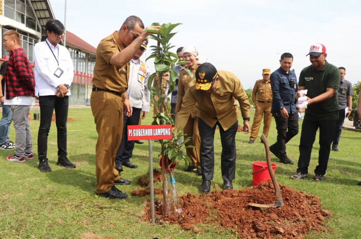 Pj. Gubernur Lampung, Samsudin melakukan Penanaman Pohon dalam rangka Penghijauan Lingkungan Ruas Tol Bakauheni - Terbanggi Besar (Bakter), di Rest Area 49 B || Foto: Dinas Kominfotik Provinsi Lampung