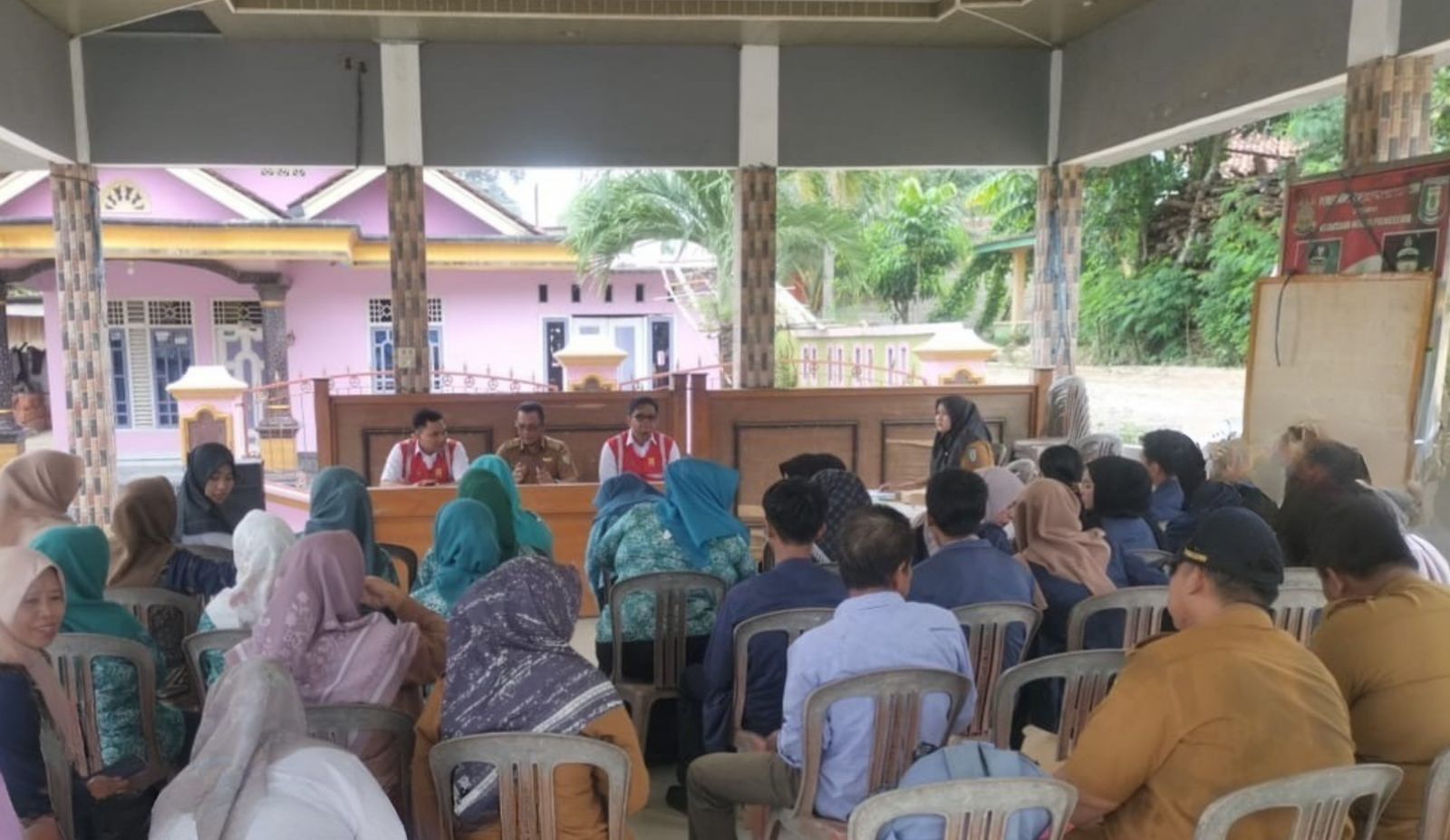 PT PLN (Persero) UID Lampung melalui Unit UP3 Pringsewu berkolaborasi Bersama Perangkat Desa Tambah Rejo serta TP PKK Tambah Rejo Barat melaksanakan sosialisasi Peduli Bahaya Listrik || Foto: PLN UID Lampung