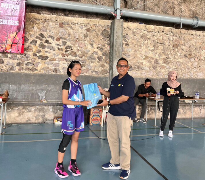 Manager Komunikasi dan TJSL PLN UID Lampung, Darma Saputra memberikan sovenir kepada perwakilan peserta Exhibition Basket Muda Lampung Series 2025 || Foto: PLN UID Lampung