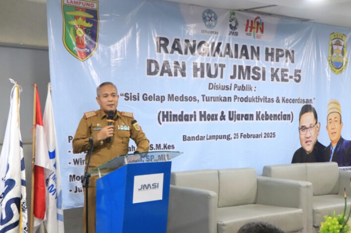Kepala Dinas Kominfotik Provinsi Lampung, Achmad Saefullah membuka kegiatan Diskusi Publik dalam rangka peringatan Hari Pers Nasional (HPN) dan HUT ke-5 Jaringan Media Siber Indonesia (JMSI) || Foto: Dinas Kominfotik Provinsi Lampung