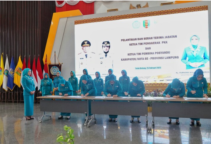 Ketua TP. PKK sekaligus Ketua Tim Pembina Posyandu Provinsi Lampung, Purnama Wulan Sari Mirza, melantik 13 Ketua TP. PKK dan Ketua Tim Pembina Posyandu Kabupaten/Kota se-Provinsi Lampung periode 2025-2030 || Foto: Dinas Kominfotik Provinsi Lampung