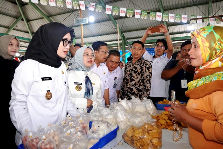 Wagub Lampung, Jihan Nurlela melakukan peninjauan terkait  ketersediaan bahan pangan dan harga bahan pokok menjelang Bulan Suci Ramadan bertempat di Pasar Kangkung || Foto: Dinas Kominfotik Provinsi Lampung