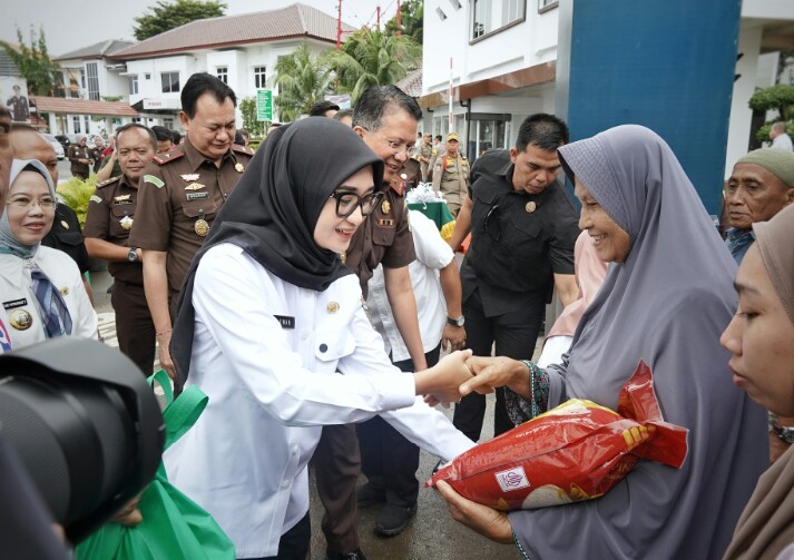 Wagub Lampung, Jihan Nurlela, meninjau langsung pelaksanaan Bazar Pasar Murah Ramadan yang diselenggarakan oleh Kejaksaan Tinggi Lampung || Foto: Dinas Kominfotik Provinsi Lampung