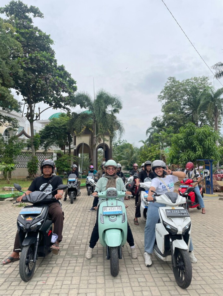 Manager Unit Layanan Pelanggan (ULP) Kota Metro Puji Rahayu Taurusita, turut mengikuti kegiatan Mini Riding di seputar Kota Metro || Foto: Dok. PLN UP3 Metro