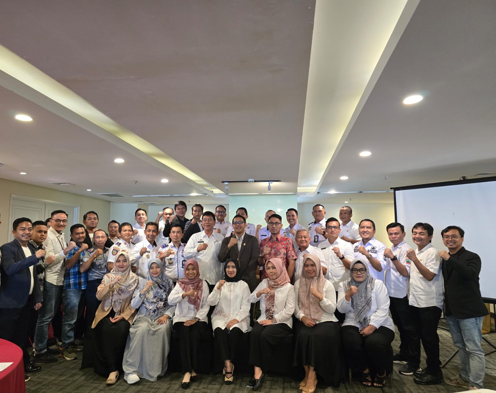 Peserta Gathering PBJT - TL PLN dan Pemda Se-Provinsi Lampung Berfoto bersama usai pelaksanaan kegiatan di Ballroom Hotel Swisbell Bandar Lampung || Foto: Dok. PLN UID Lampung