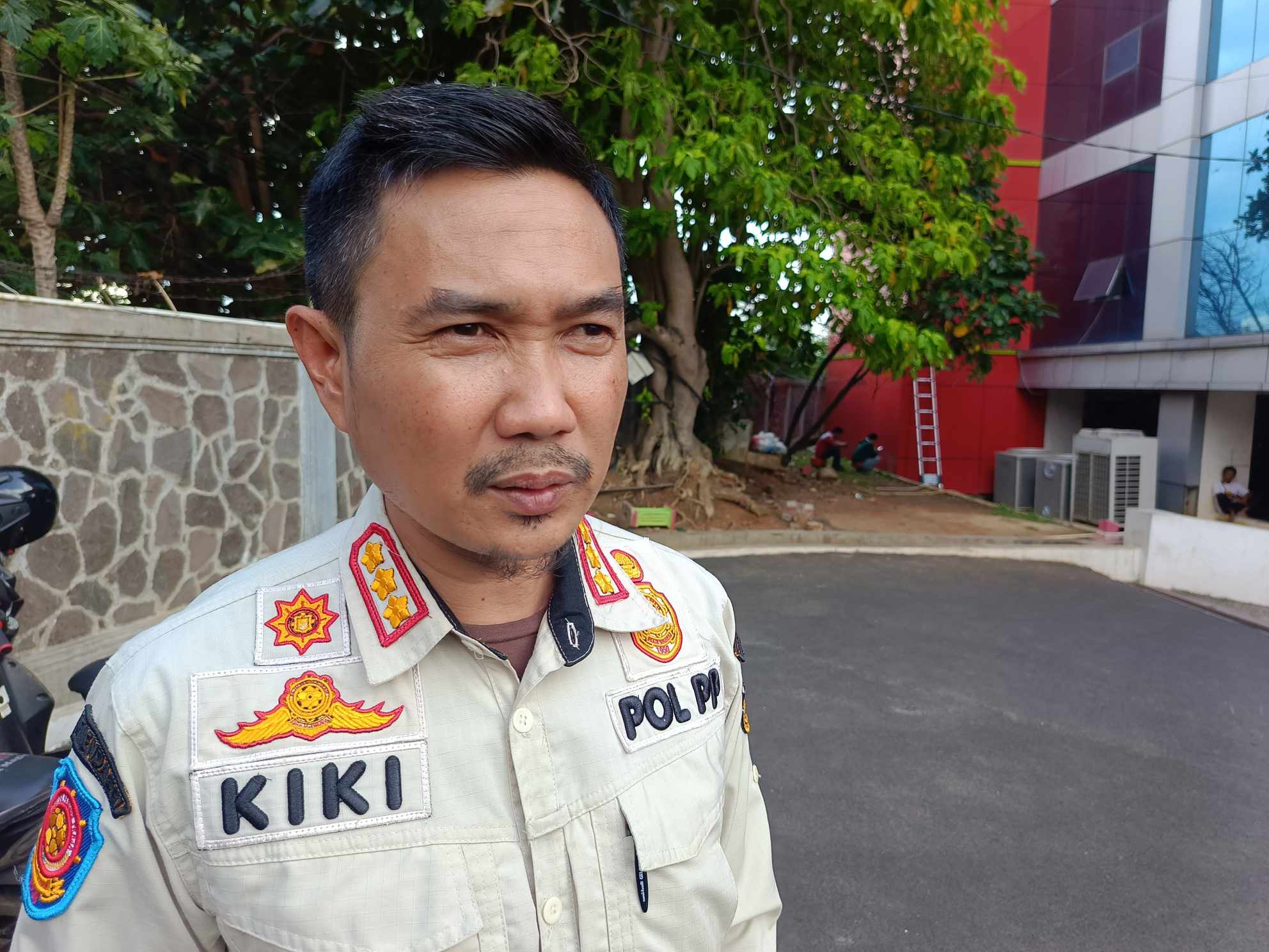 Kasatpol PP, Ahmad Nurizky Erwandi memberikan keterangan terkait hilangnya dua motor di area parkir gedung satu atap || Foto: 5W1HINDONESIA.ID