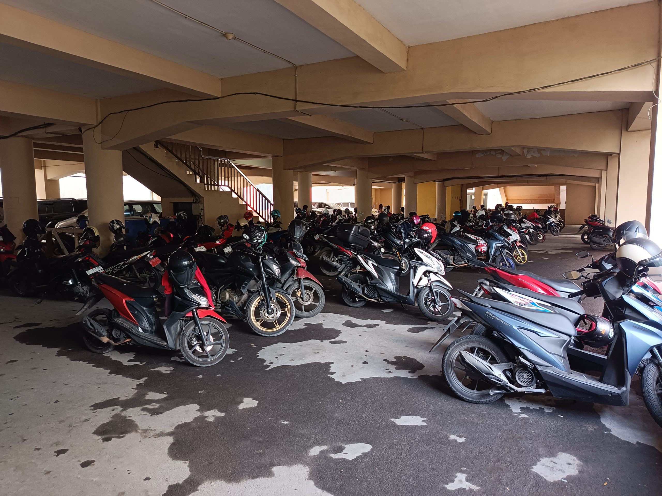 Suasana area parkir di komplek pemerintahan kota Bandar Lampung || Foto: 5W1HINDONESIA.ID