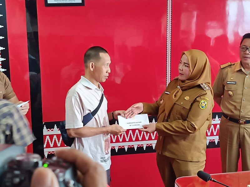 Walikota Eva Dwiana memberikan dana bantuan kepada korban bencana || Foto: 5W1HINDONESIA.ID