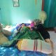Dewi Mayang Suri Djausal menjenguk dan memberikan bantuan untuk Adnan Jaya korban kecelakaan truk sampah DLH || Foto: 5W1HINDONESIA.ID