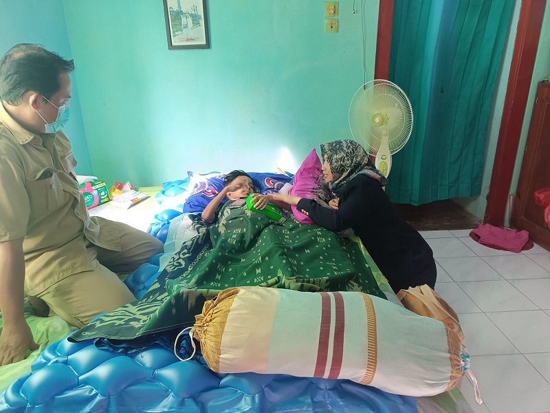 Dewi Mayang Suri Djausal menjenguk dan memberikan bantuan untuk Adnan Jaya korban kecelakaan truk sampah DLH || Foto: 5W1HINDONESIA.ID