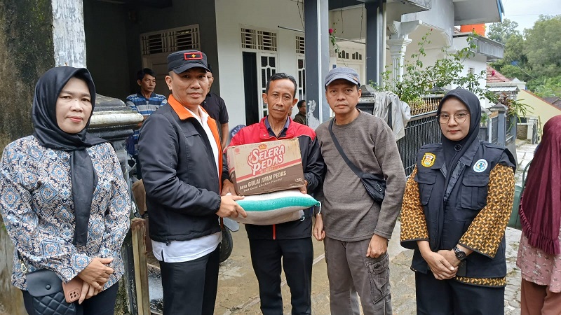 Pemkot Bandar Lampung melalui Asisten III bidang Administrasi Umum dan Dinas Sosial memberikan bantuan untuk warga tertimbun longsor || Foto: Dok.