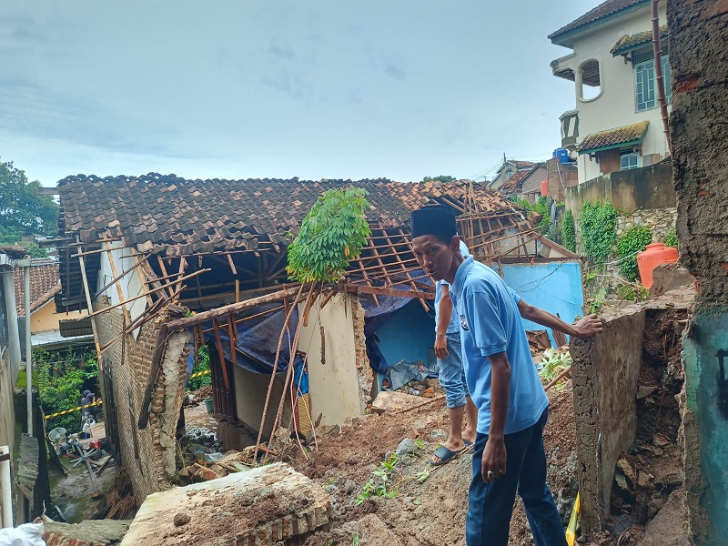 Rumah keluarga Alm. M. Ramin yang hanur setelah tertimpa longsoran pondasi || Foto: 5W1HINDONESIA.ID
