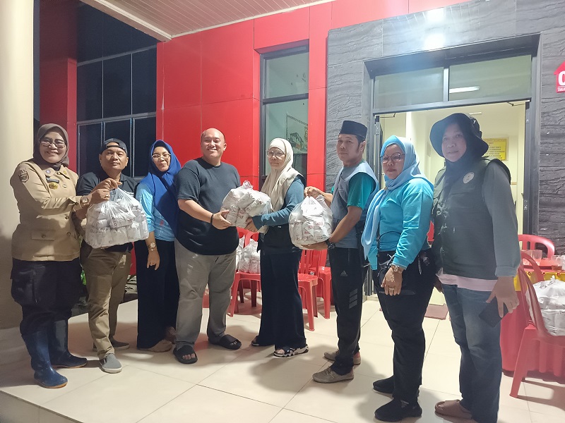 Pemerintah kota Bandar Lampung melalui camat dan lurah mengirimkan nasi bungkus untuk di bagikan kepada warga terdampak banjir || Foto: 5W1HINDONESIA.ID