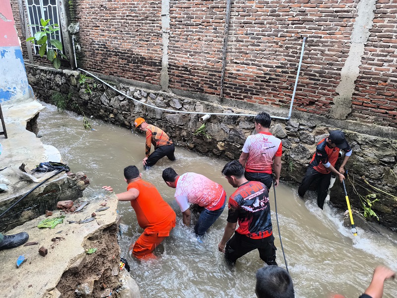 BPBD, Damkar dan Satpol PP bekerjasama perbaikan talud yang jebol || Foto: Dok. Humas Pemkot Bandar Lampung