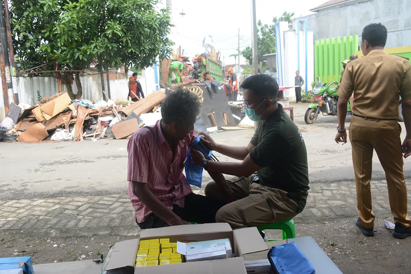 Seorang warga tengah melakukan tes kesehatan di posko || Foto: Dok. Kominfo kota Bandar Lampung