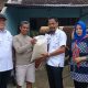 Seorang warga menerima bantuan beras dari camat Tanjungsenang ||Foto: Dok. Prokopim Pemkot Bandar Lampung