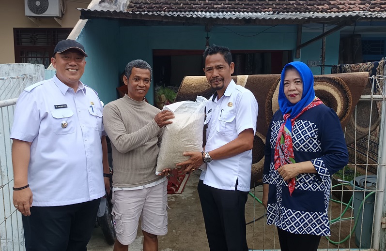 Seorang warga menerima bantuan beras dari camat Tanjungsenang ||Foto: Dok. Prokopim Pemkot Bandar Lampung