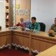Sukarma Wijaya, Plt. Asisten 1 Bidang Pemerintahan dan Kesra memberikan pemaparan 13 langkah pemkot Bandar Lampung dalam upaya penanganan Banjir || Foto: 5W1HINDONESIA.ID