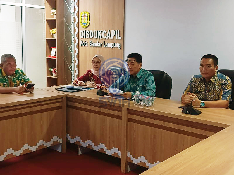 Sukarma Wijaya, Plt. Asisten 1 Bidang Pemerintahan dan Kesra memberikan pemaparan 13 langkah pemkot Bandar Lampung dalam upaya penanganan Banjir || Foto: 5W1HINDONESIA.ID