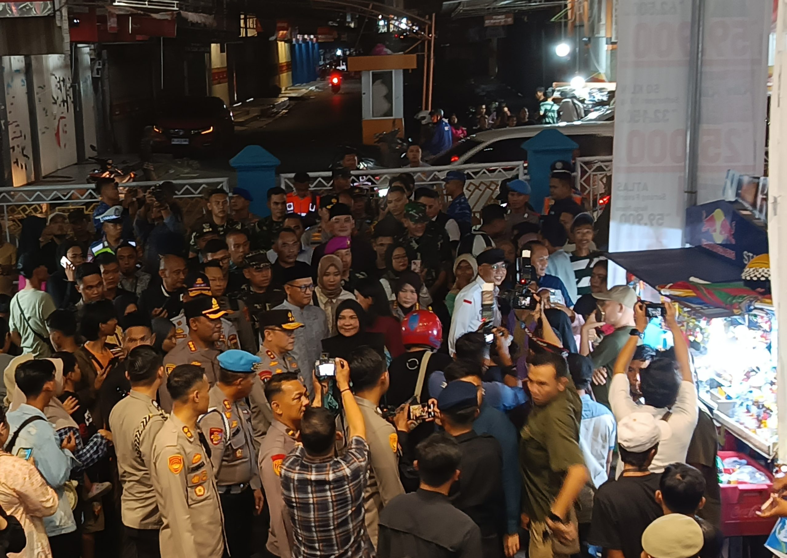 Gubernur Lampung, Rahmat Mirzani Djausal di dampingi Walikota Eva Dwiana meninjau pusat perbelanjaan Ramayana || Foto: 5W1HINDONESIA.ID